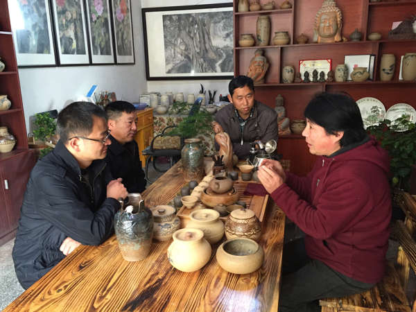 张臻指导潦浒土陶非遗专题片摄制工作